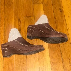 AEROSOLES Brown Suede clogs